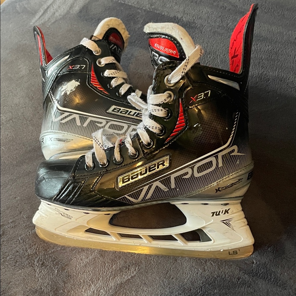 Bauer Vapor X3.7 Skates in Black and Red